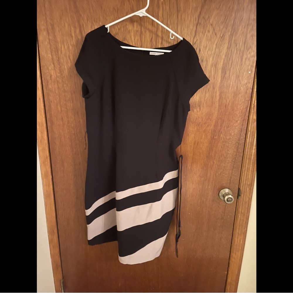 Cute dress, great for office or going out.